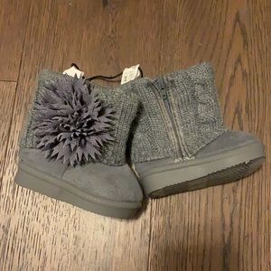 🍀4/$20 - Winter boots - never worn